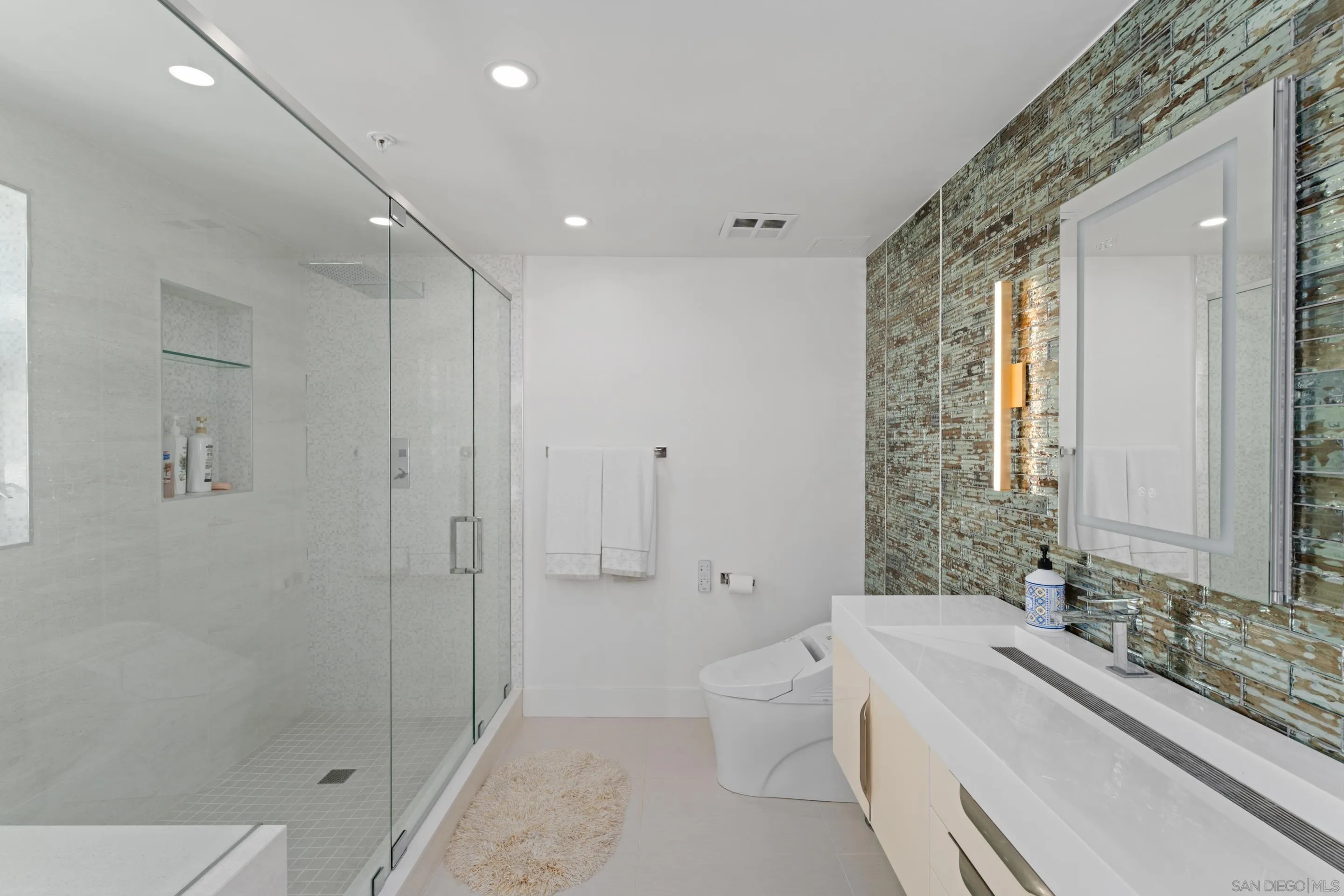 510 1st Ave Unit 2204