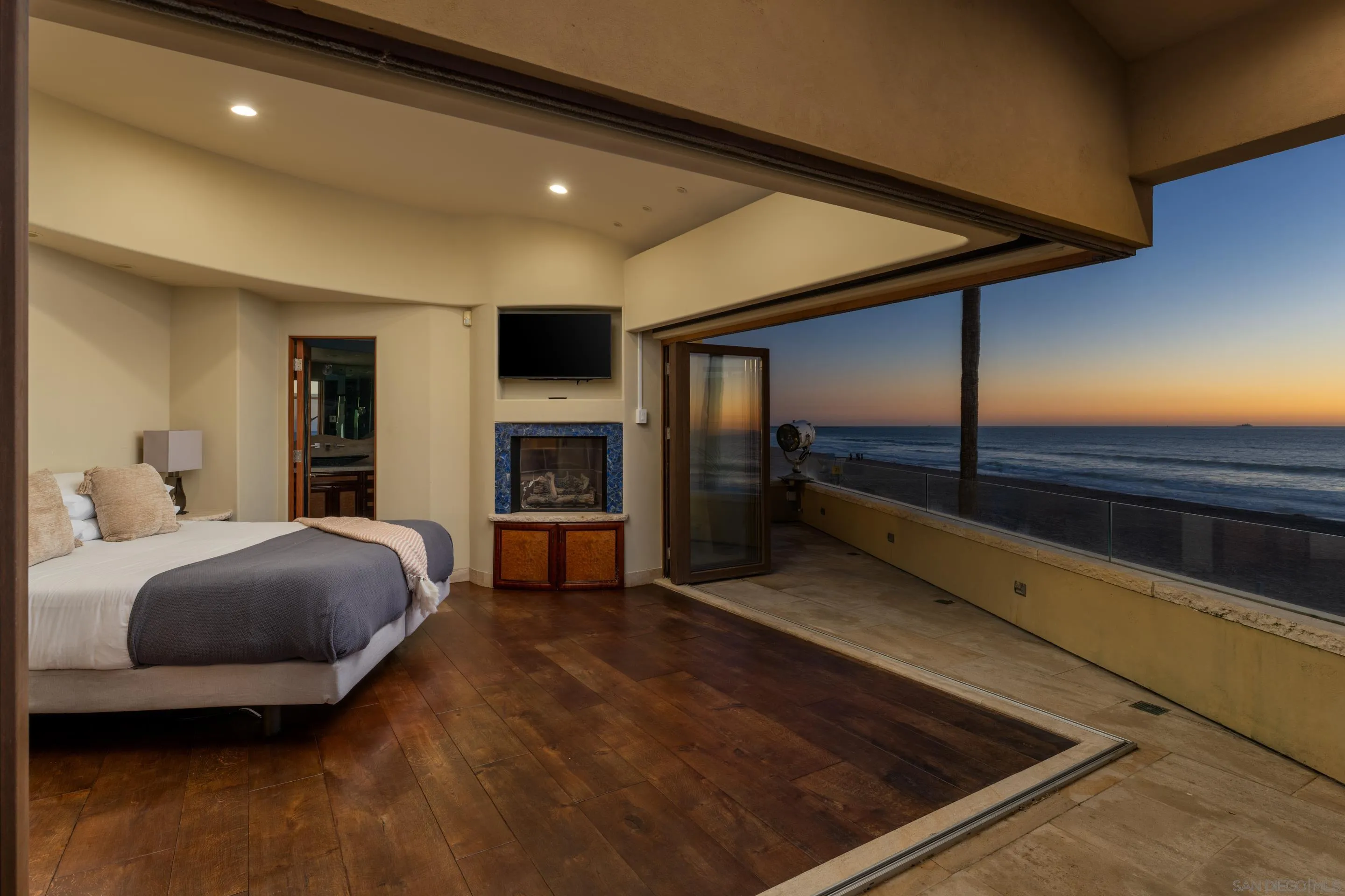 3921 Ocean Front Walk