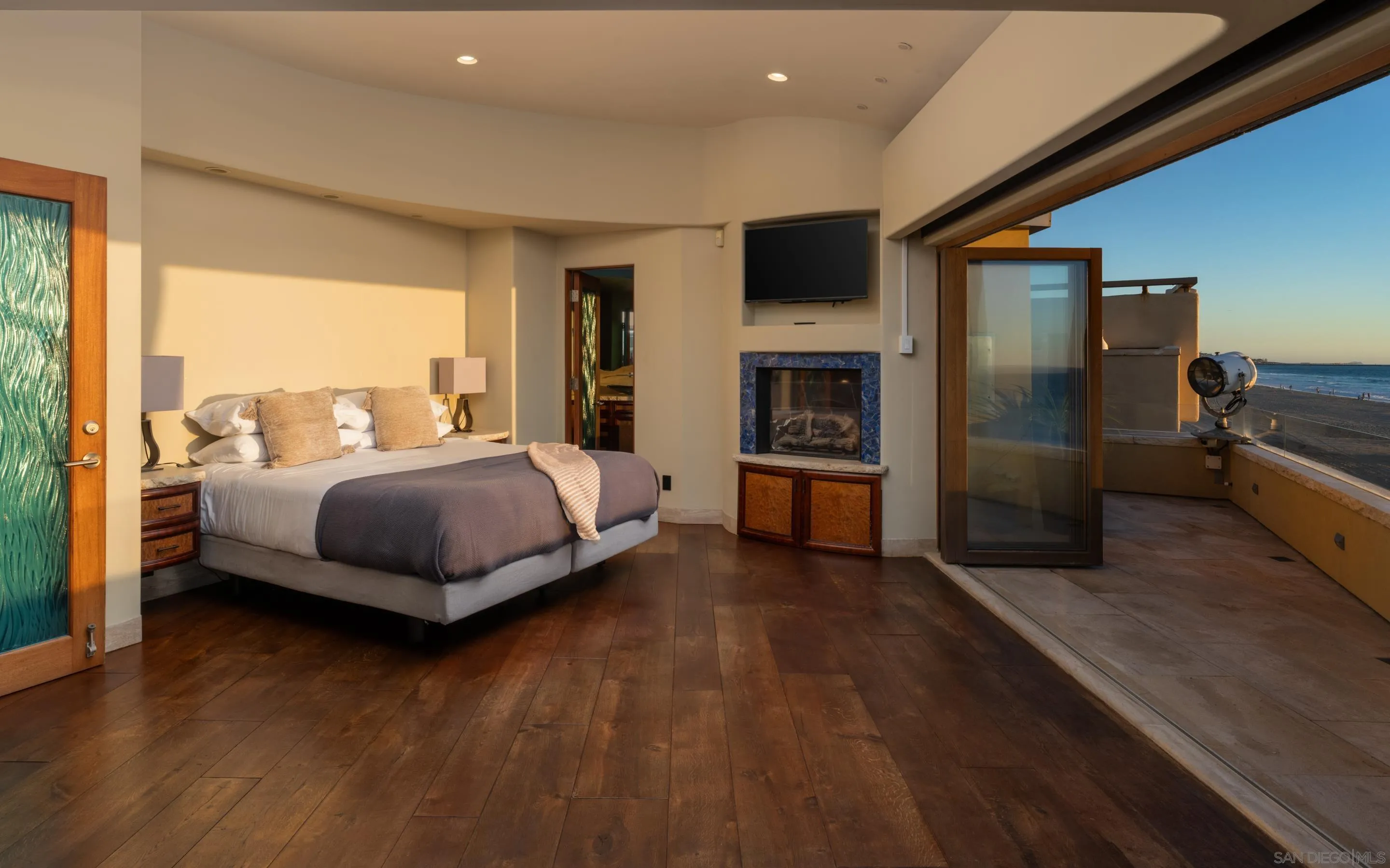 3921 Ocean Front Walk