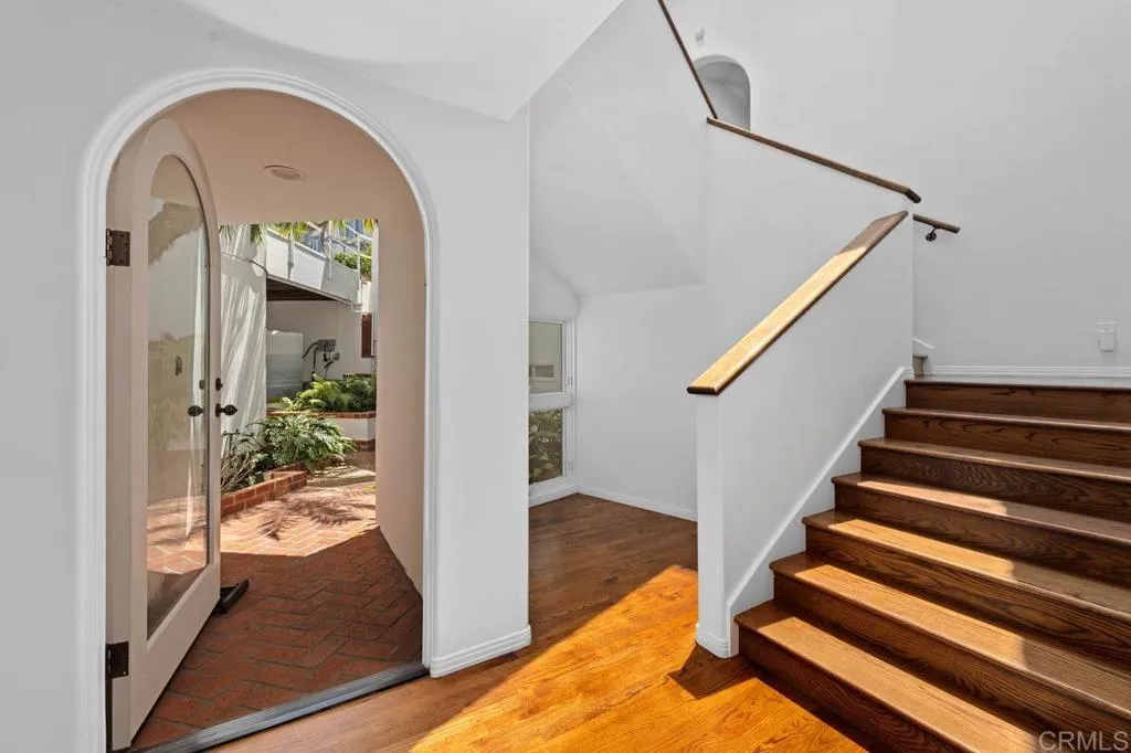 1420 La Jolla Knoll