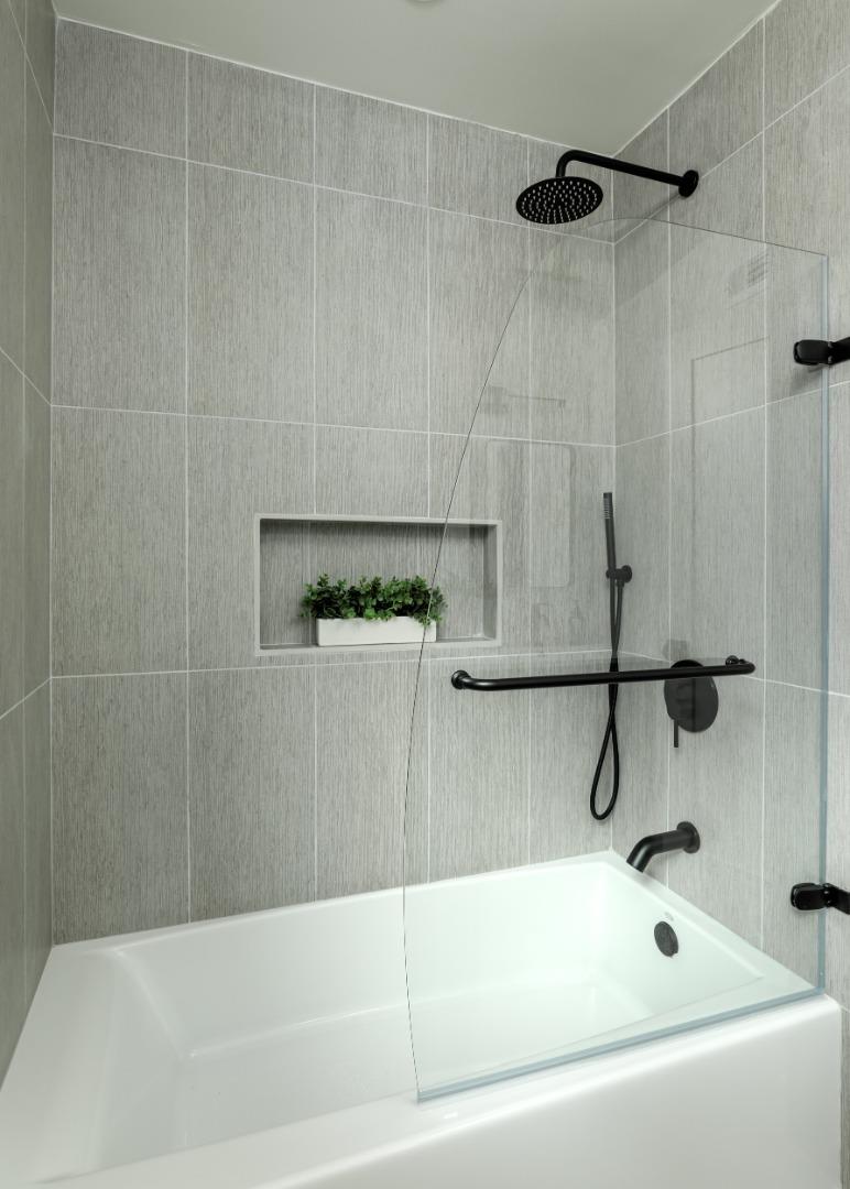 3935 Wellington Square