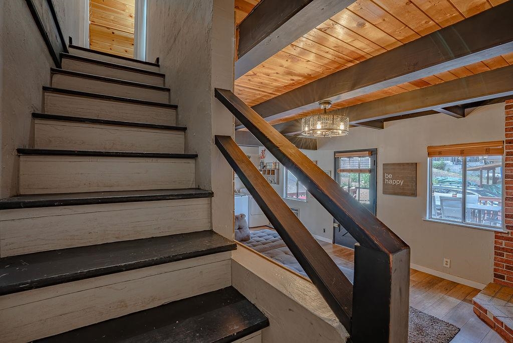 542 Manzanita Way