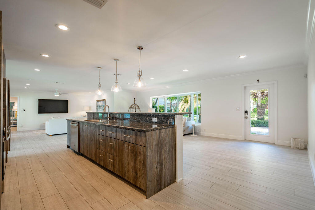 2401 NE 33RD Street