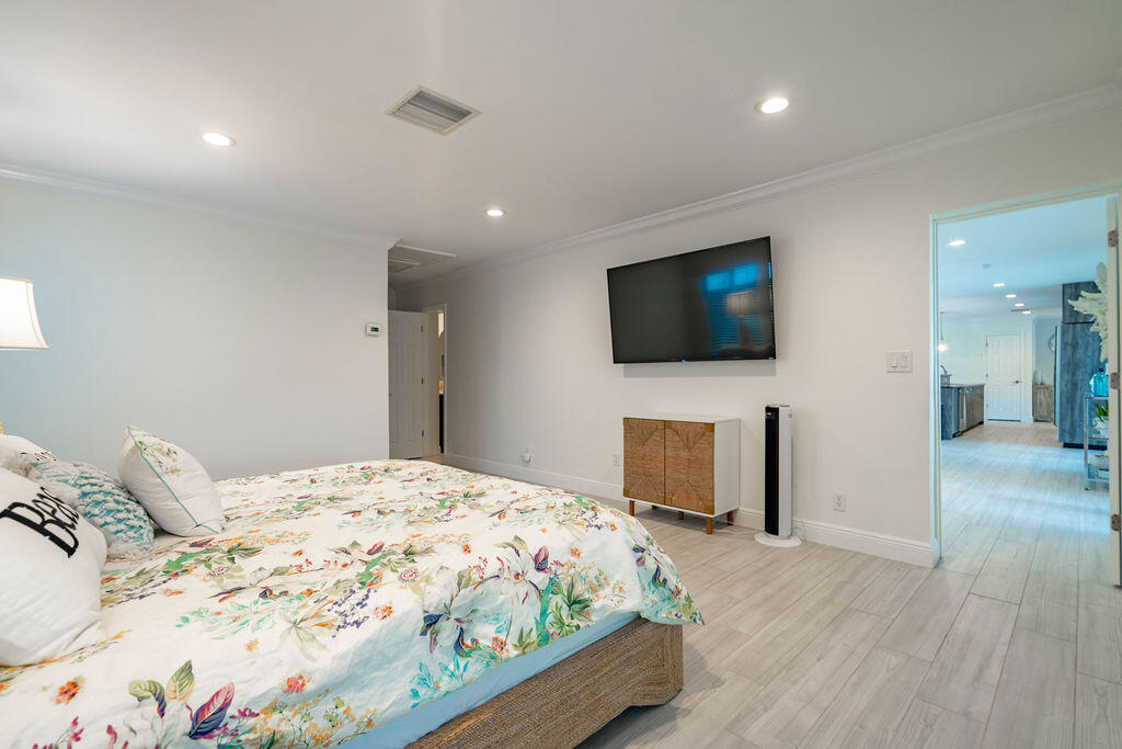 2401 NE 33RD Street