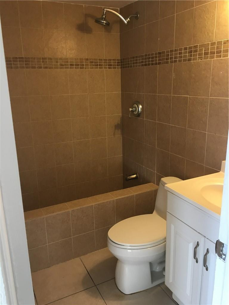 3220 Bayview Drive 214
