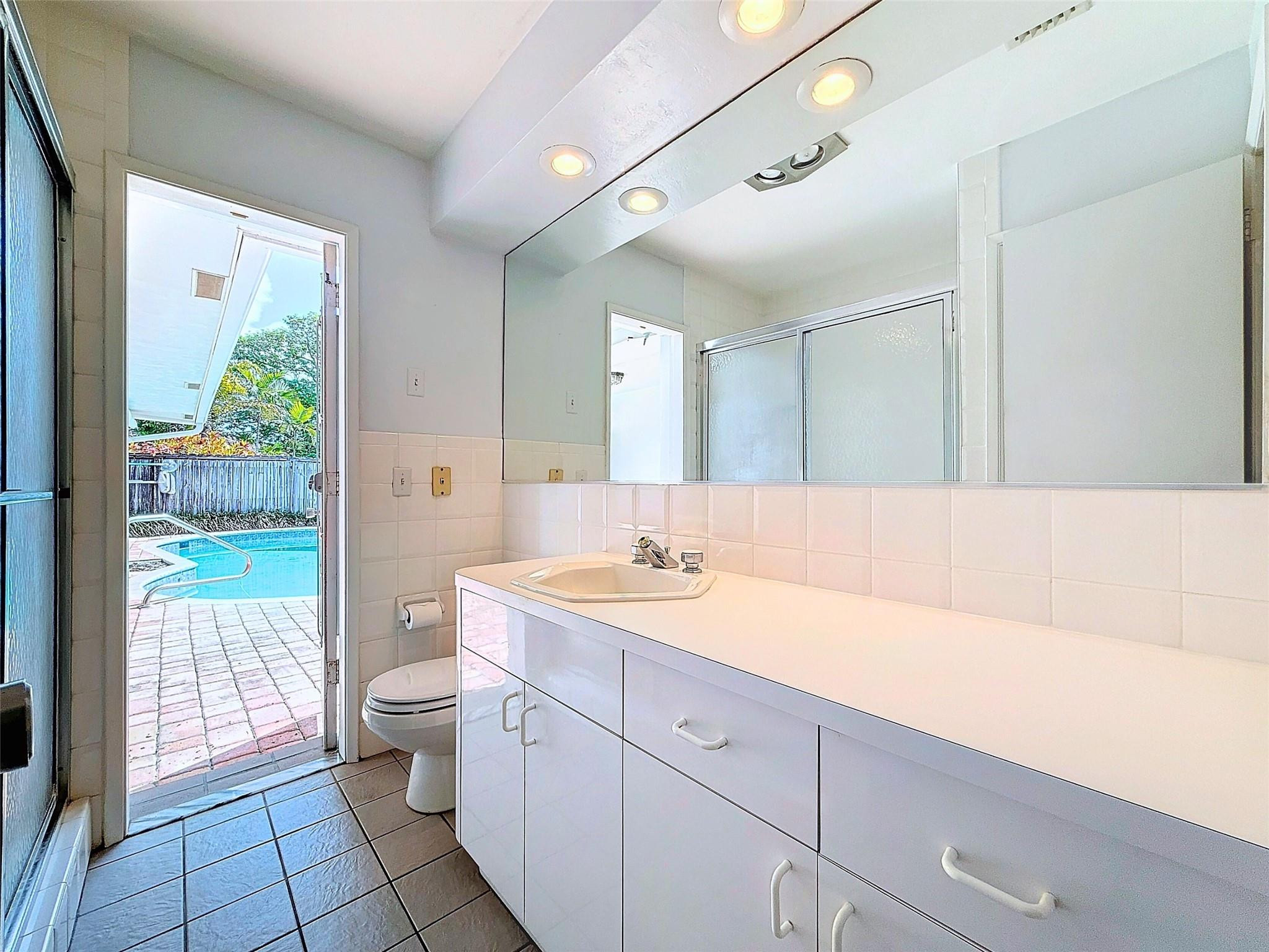 2880 NE 45th Street