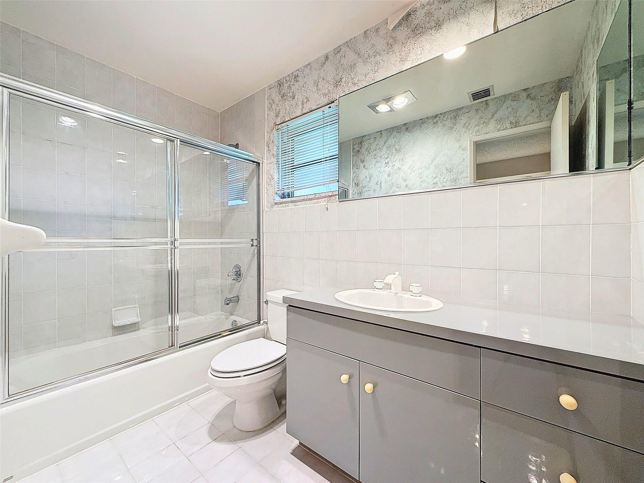 2880 NE 45th Street