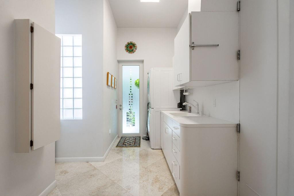 2551 NE 31st Court