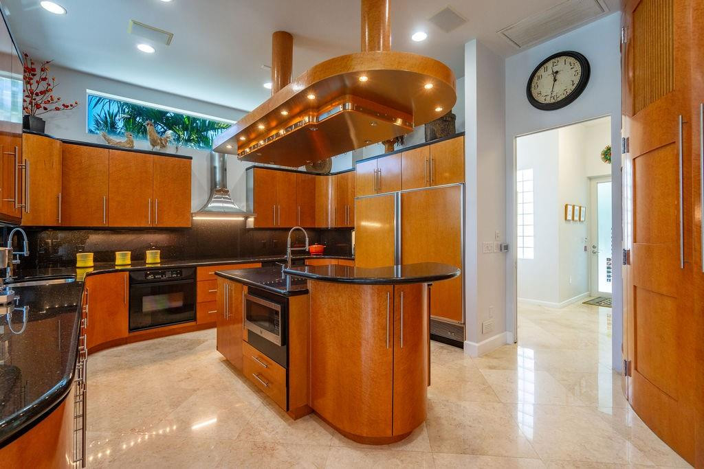 2551 NE 31st Court
