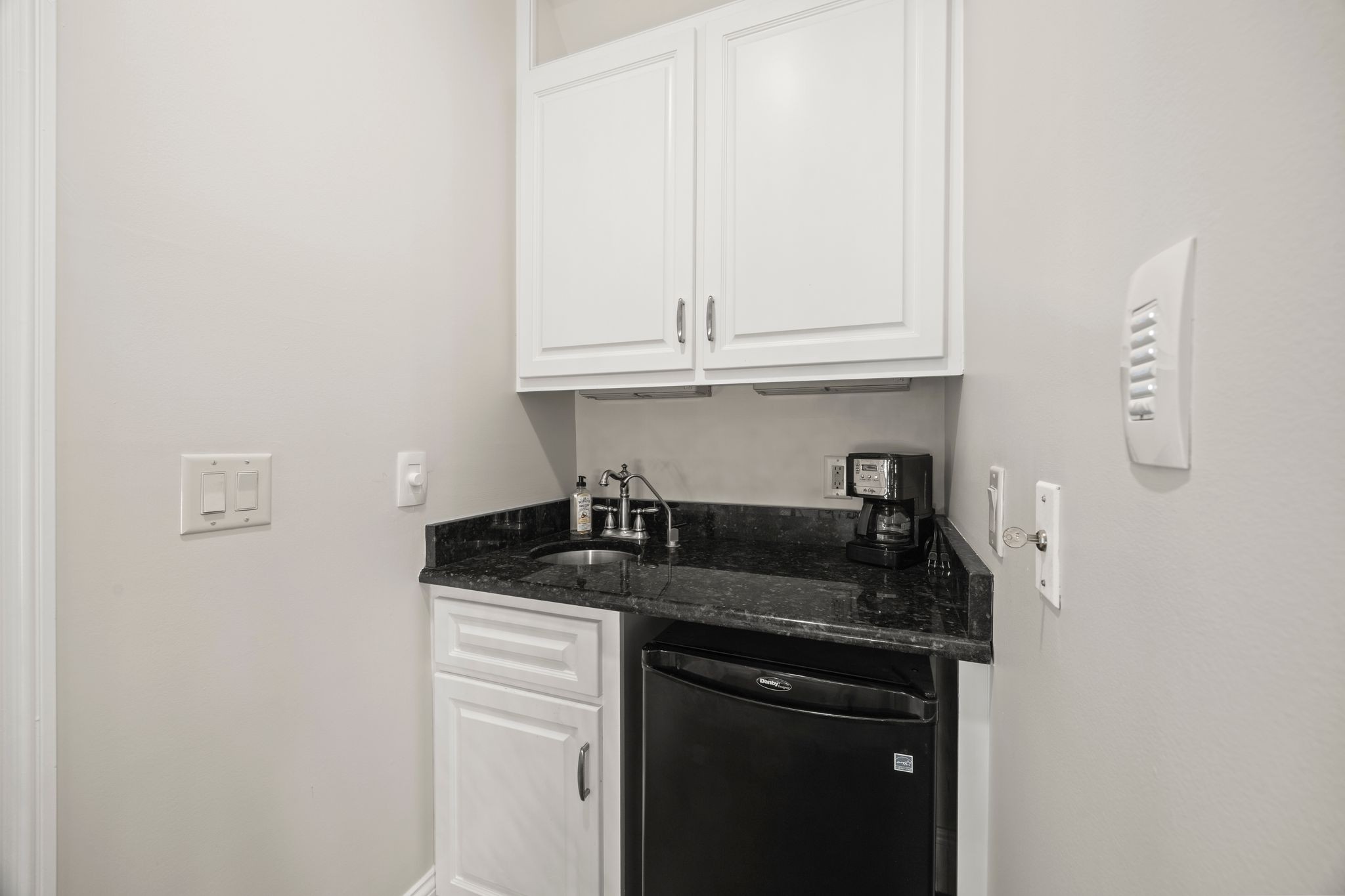 937 Travelers Ct