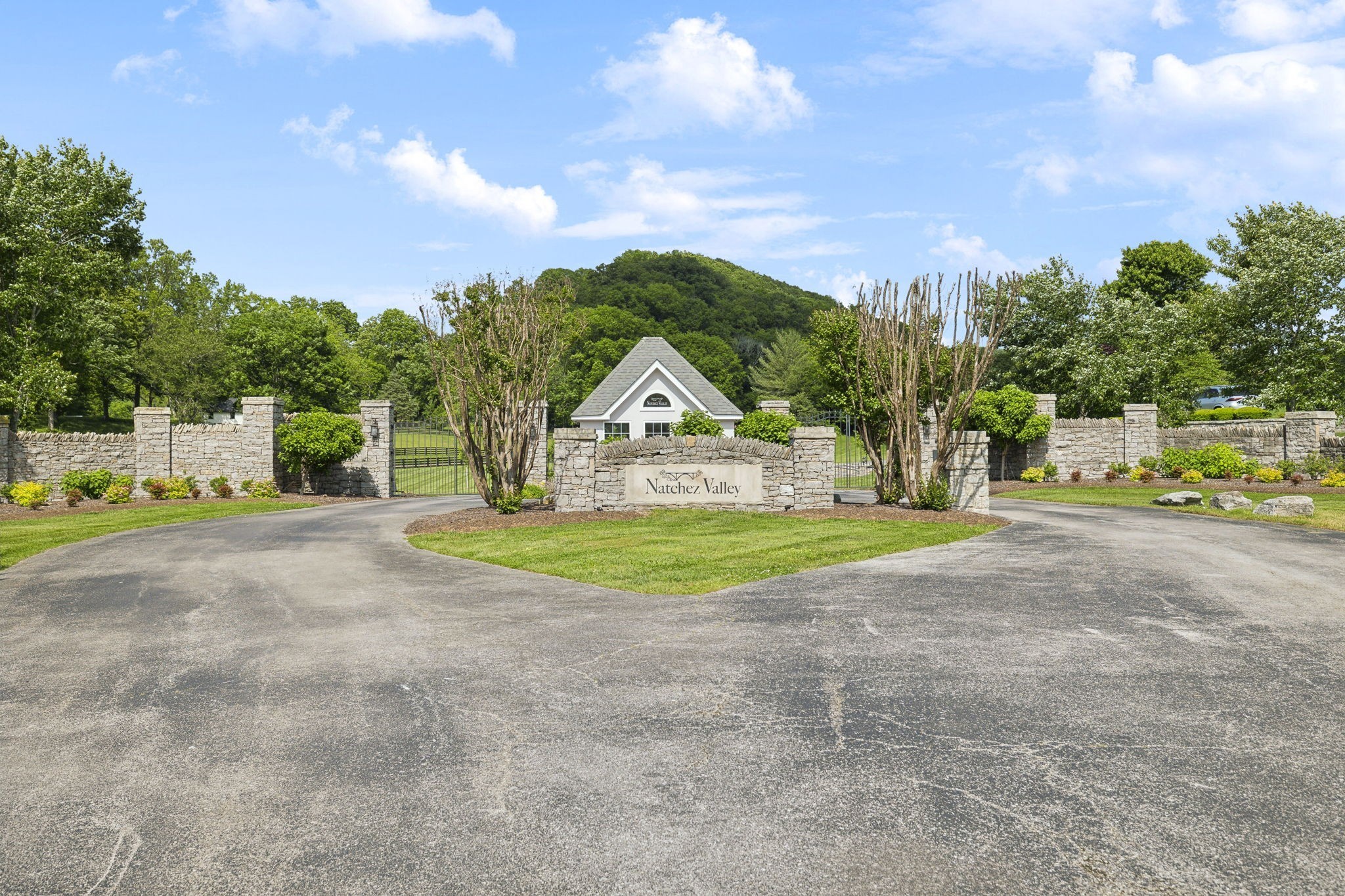 1075 Natchez Valley Ln