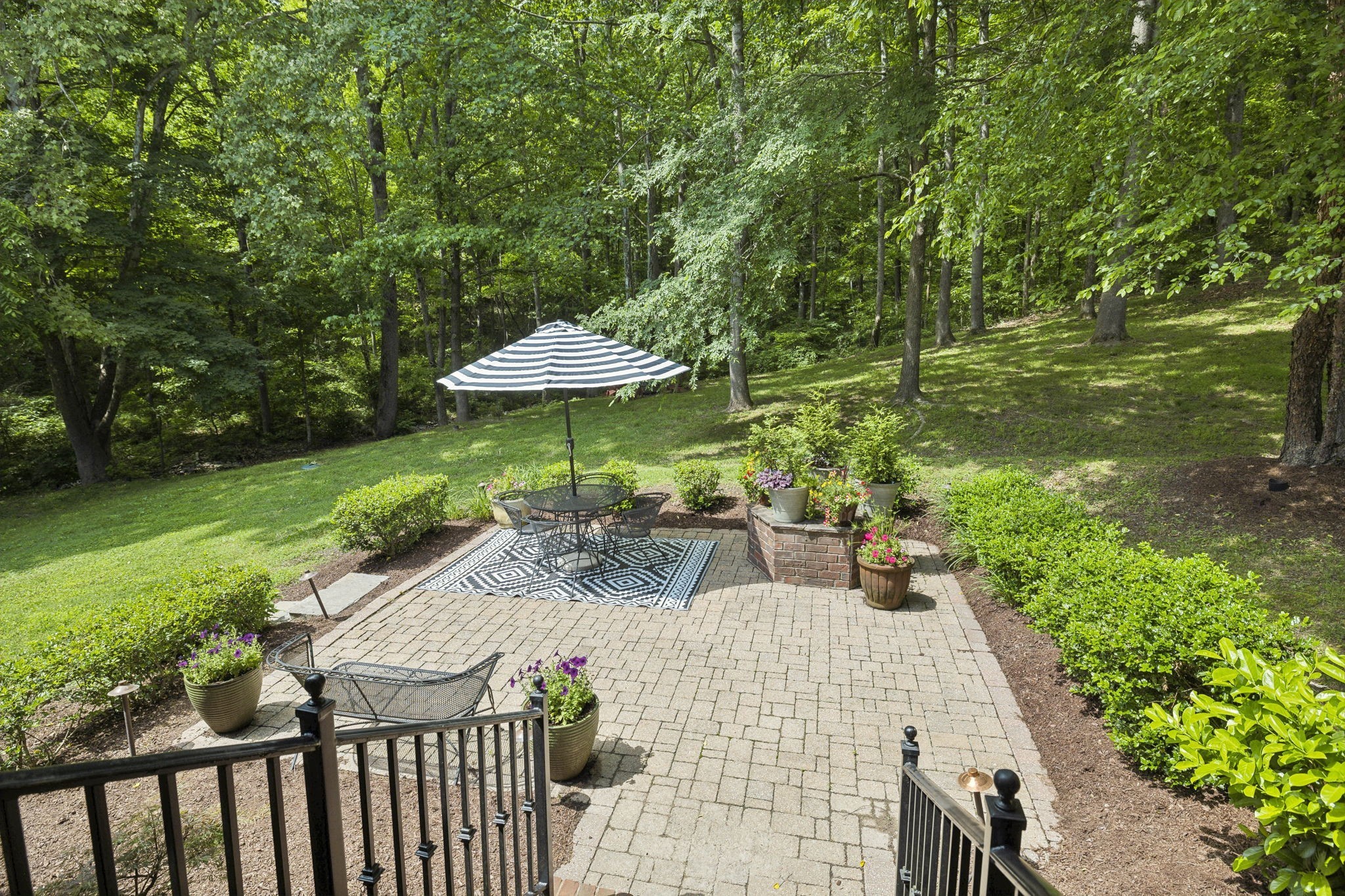 1075 Natchez Valley Ln