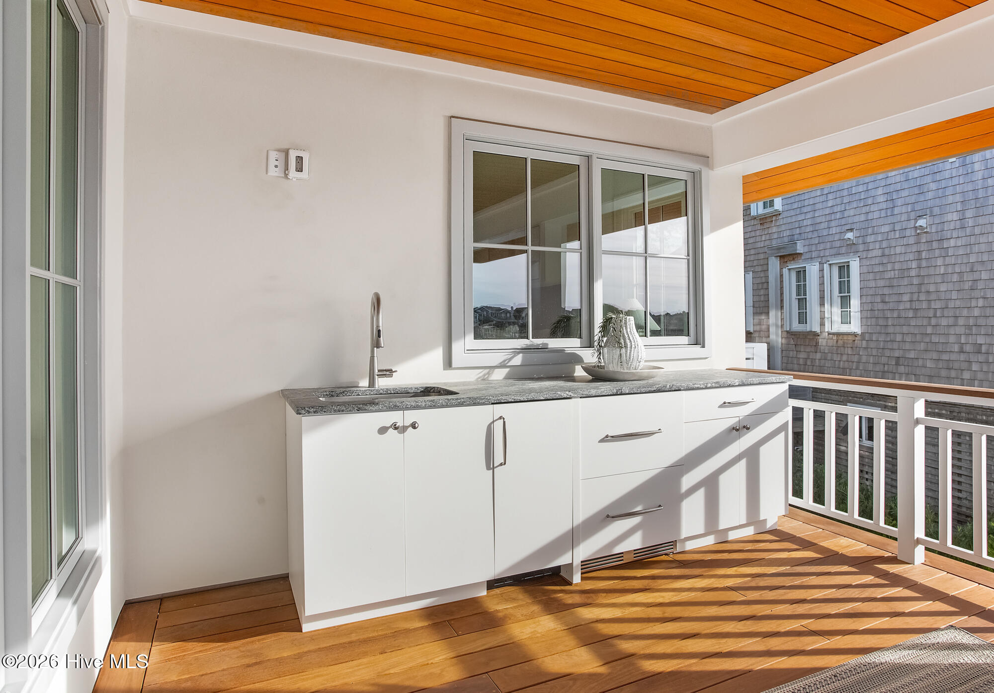 33 W Henderson Street