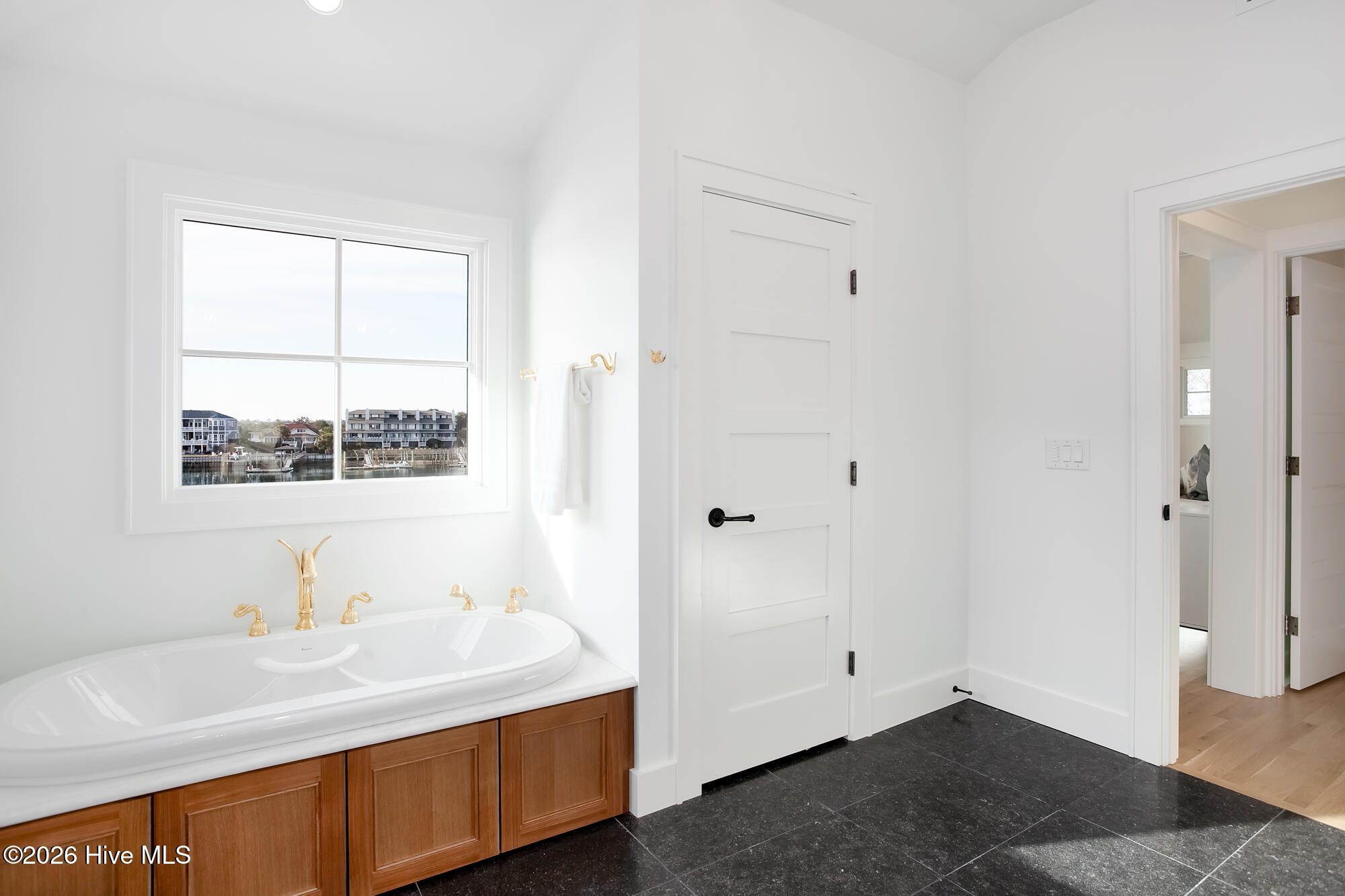 33 W Henderson Street