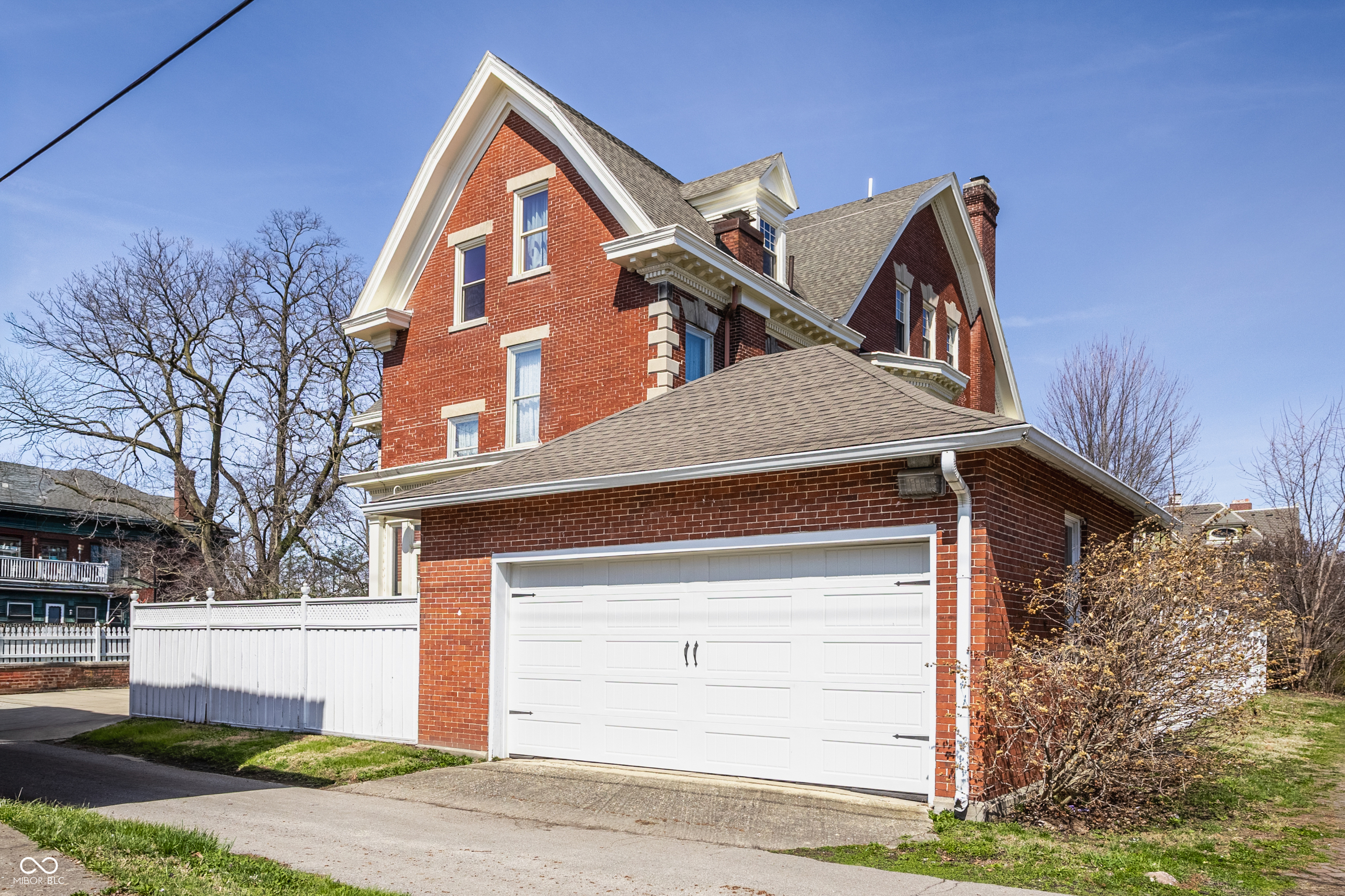 825 E Washington Street