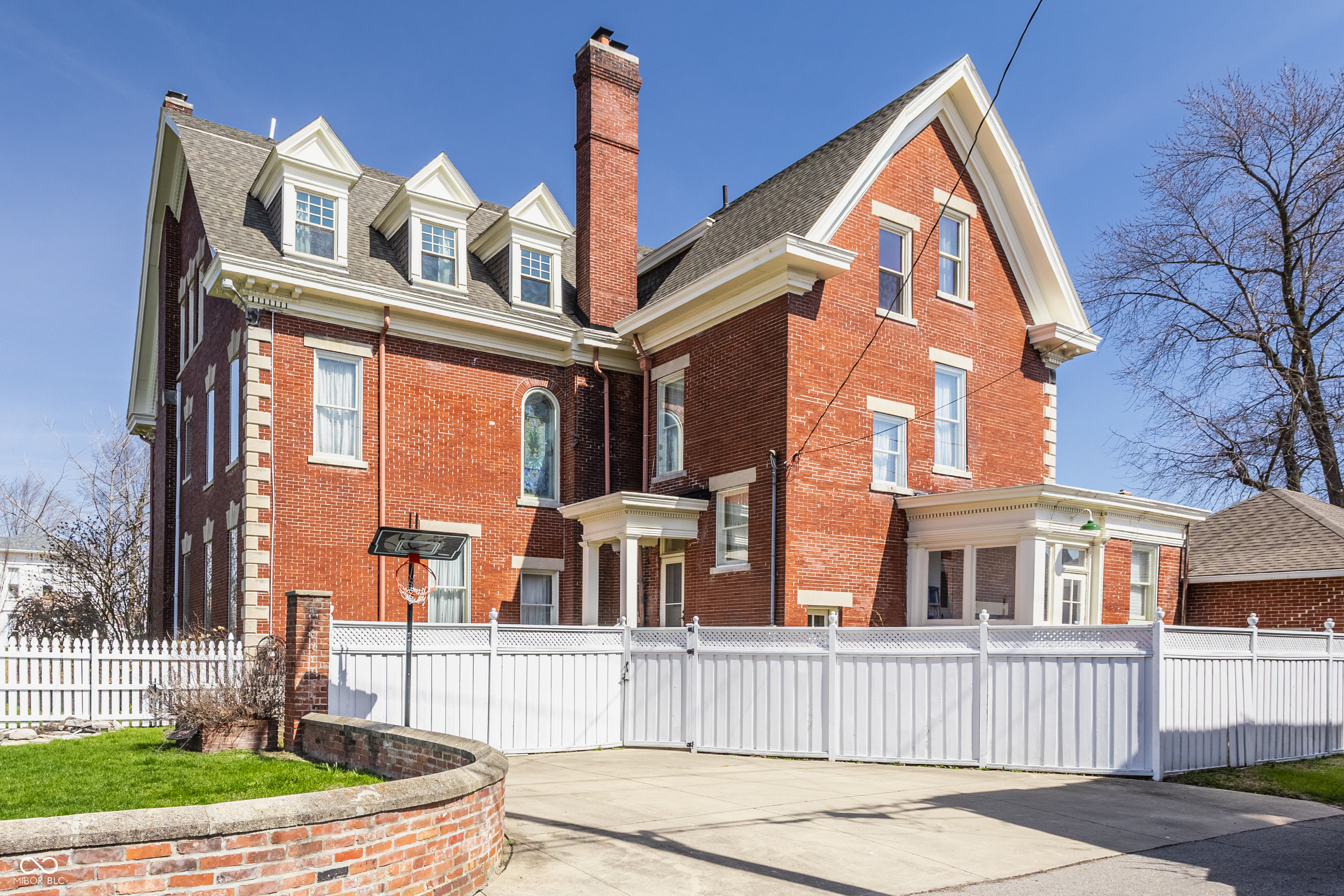 825 E Washington Street