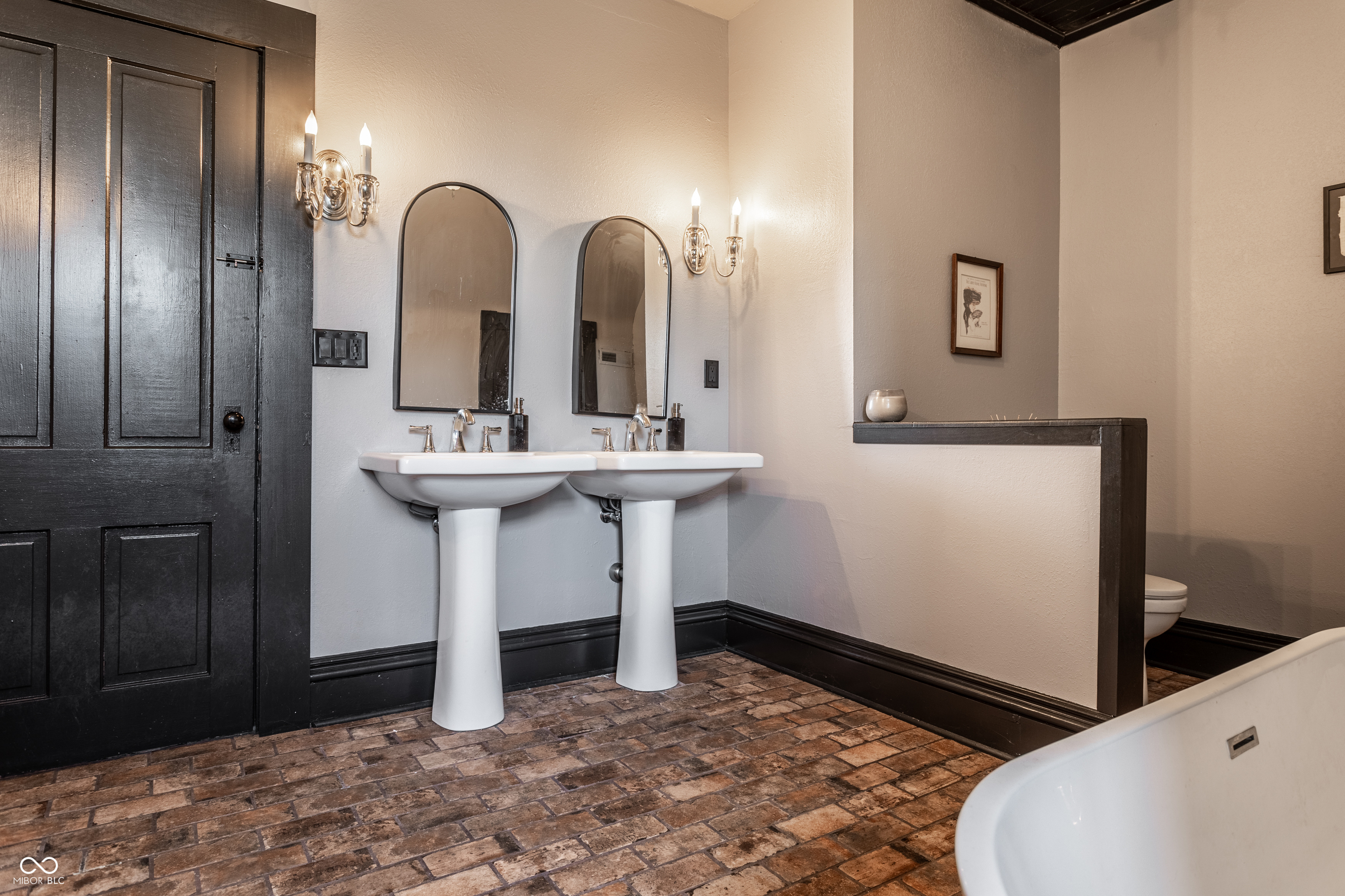 825 E Washington Street