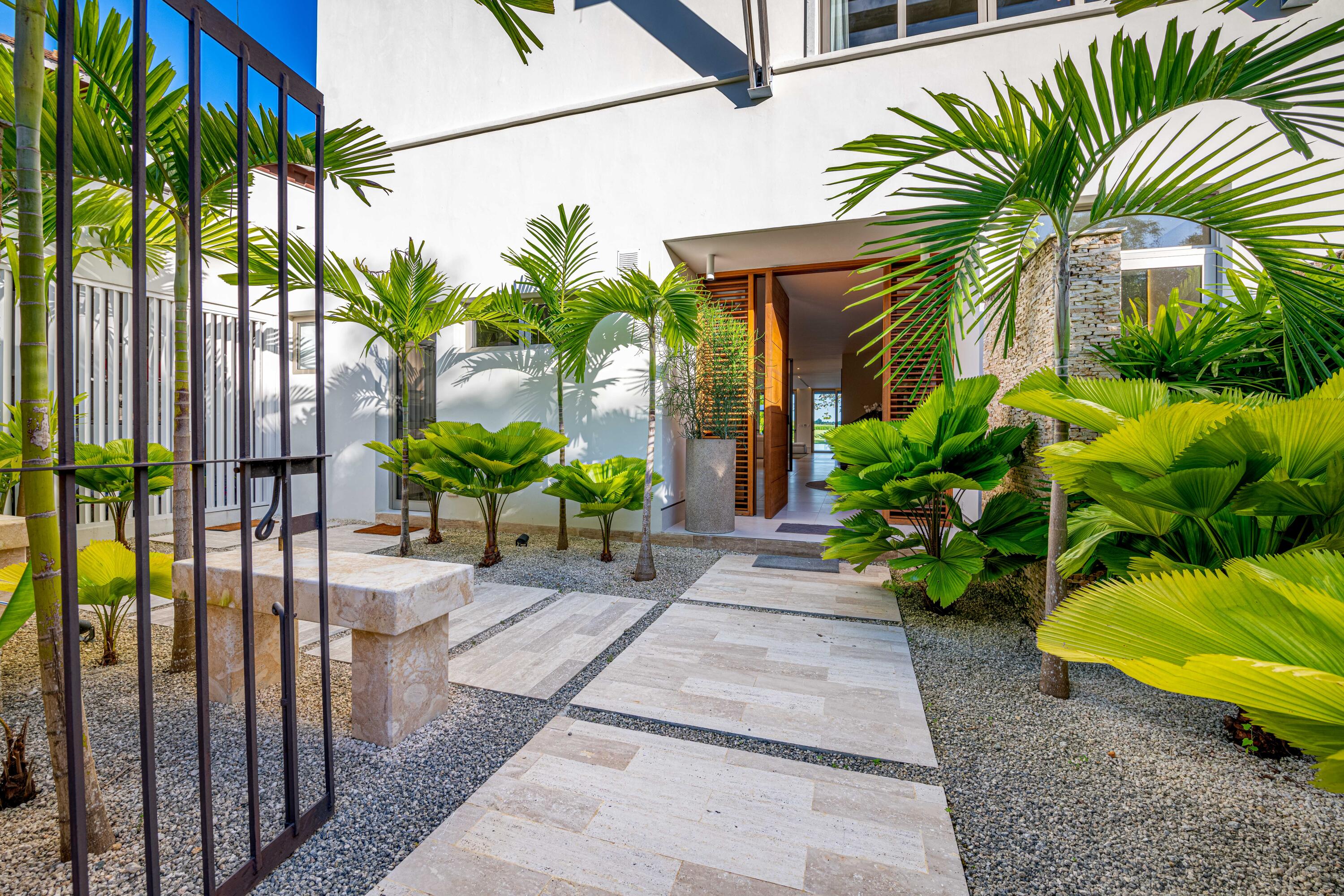 10 Los Altos Villa