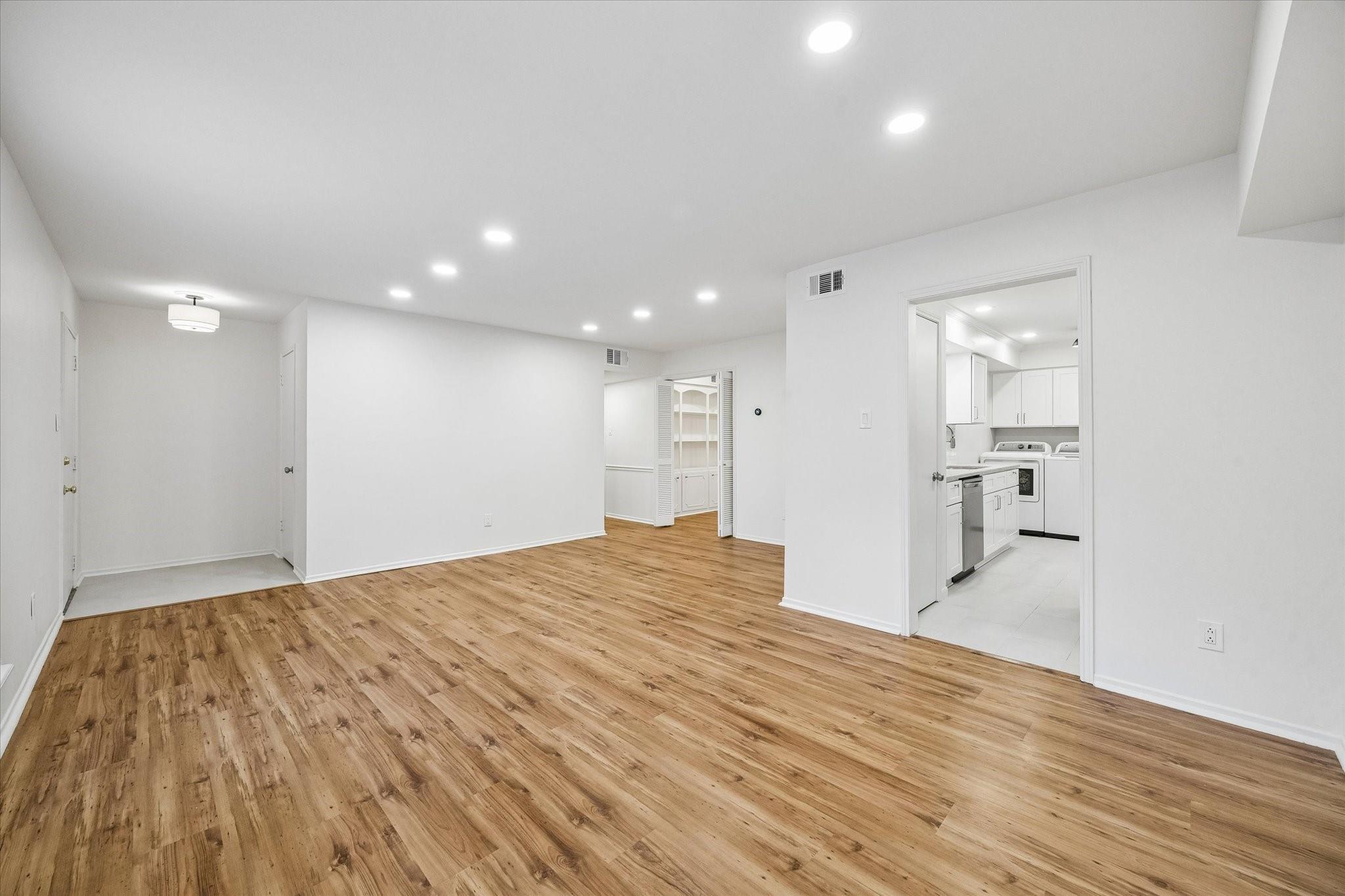 357 N Post Oak Lane # 102