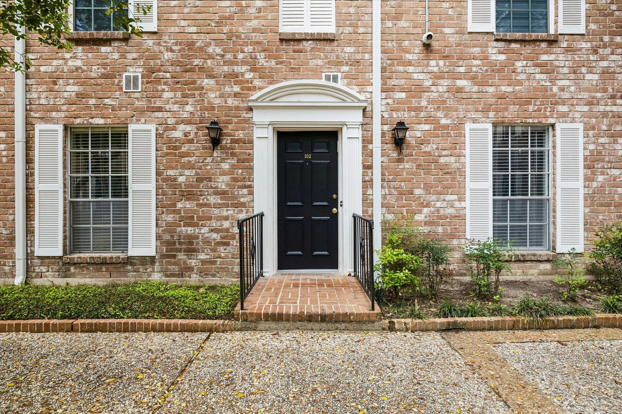 357 N Post Oak Lane # 102