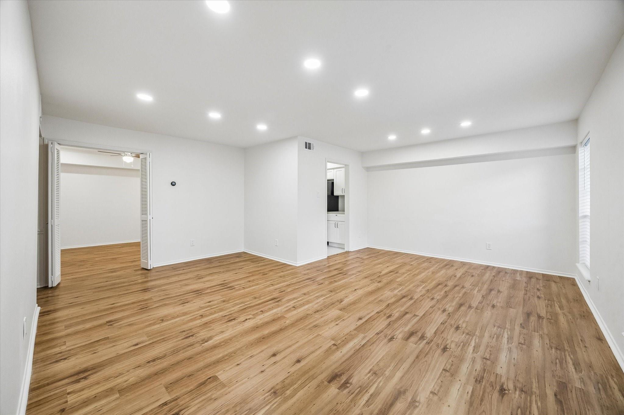 357 N Post Oak Lane # 102