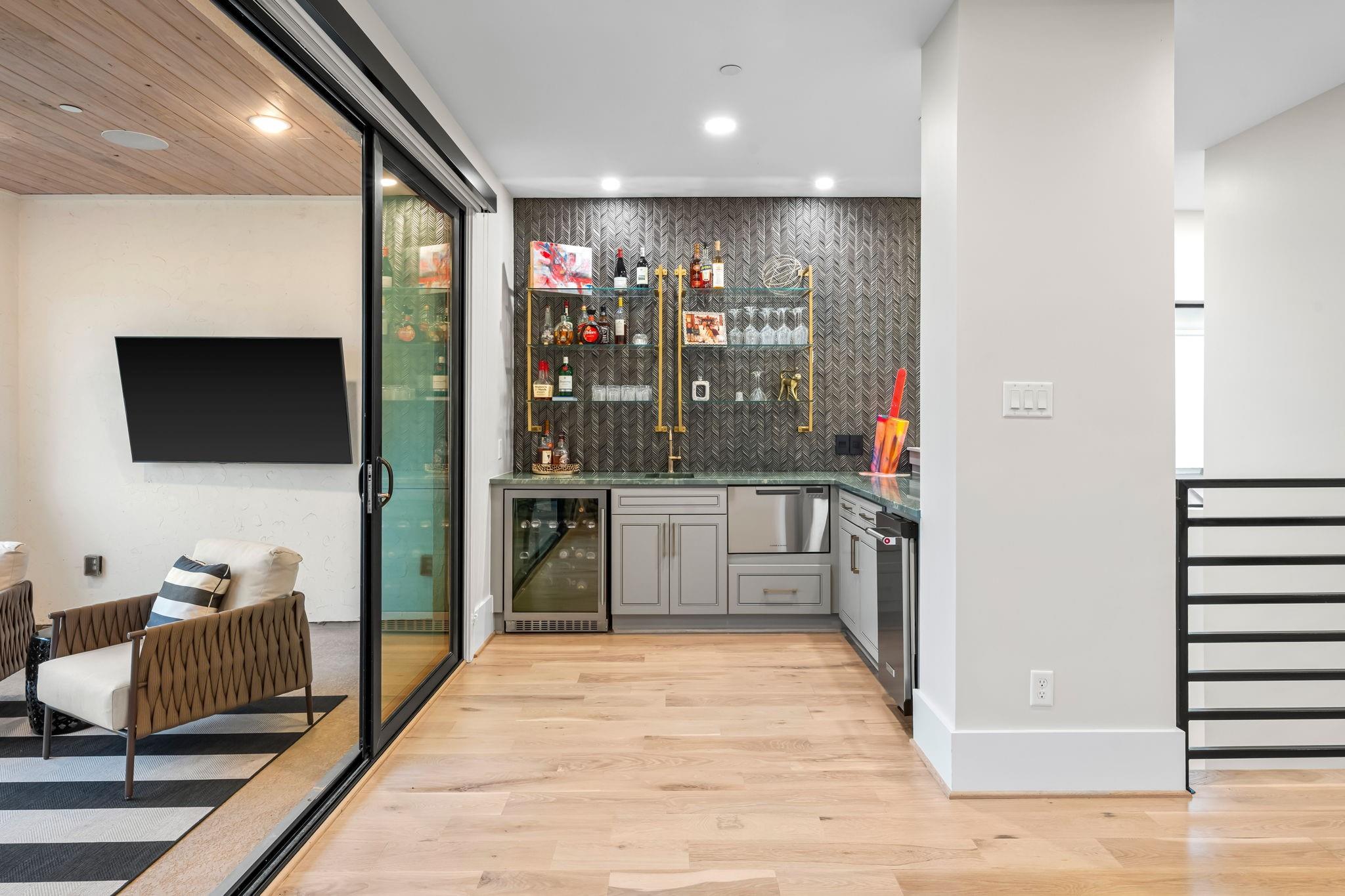 611 N Live Oak Street