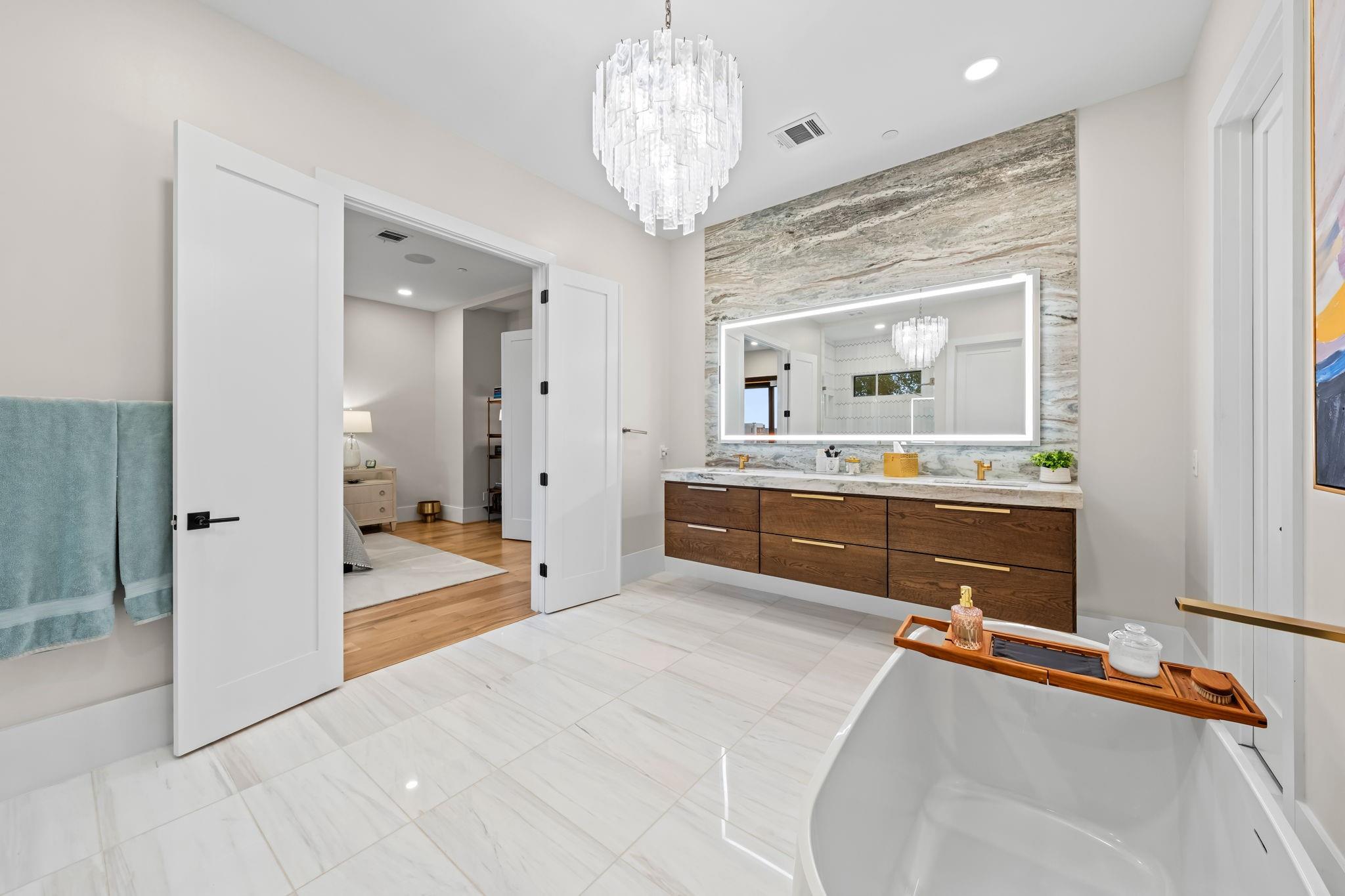 611 N Live Oak Street