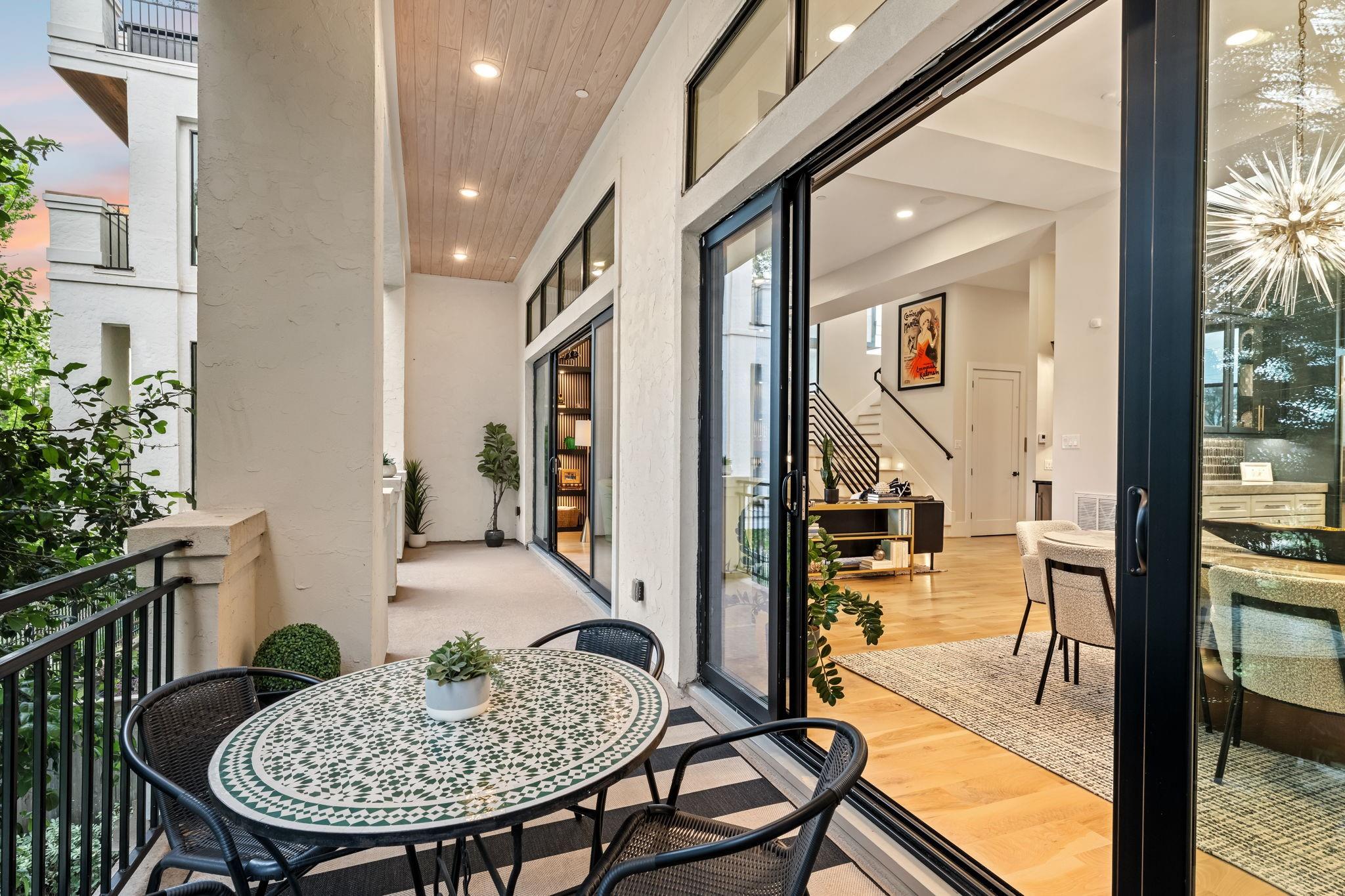 611 N Live Oak Street