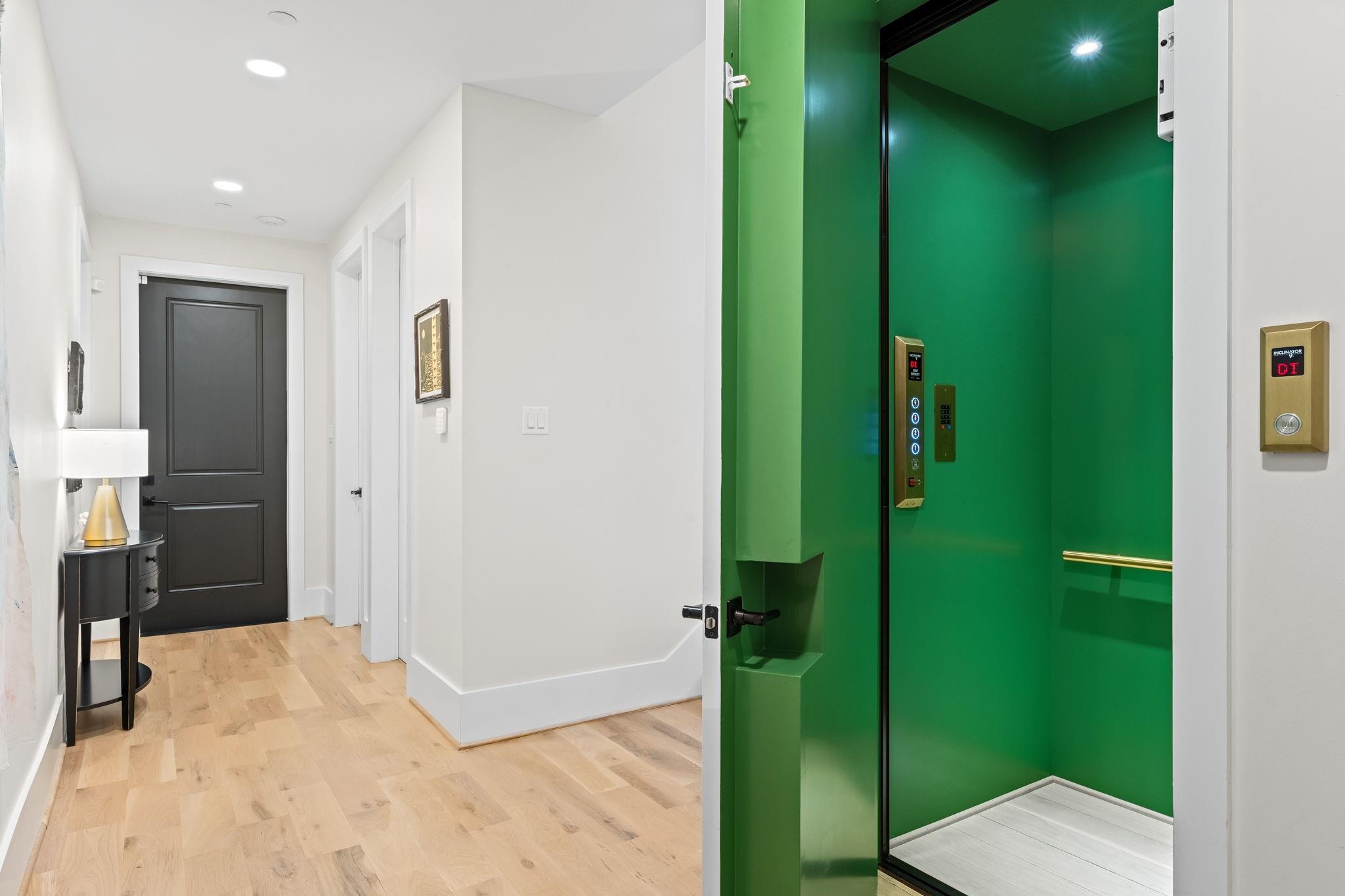 611 N Live Oak Street