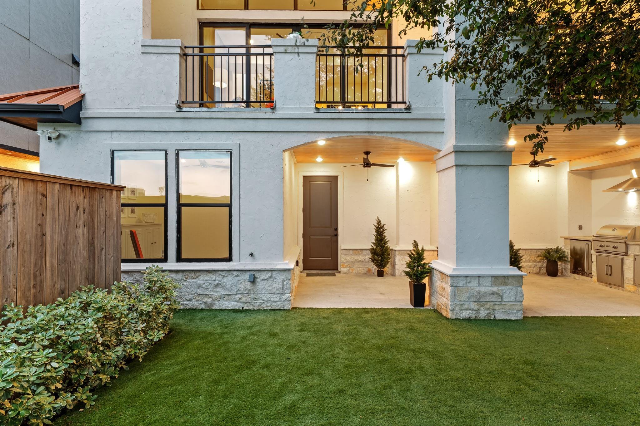 611 N Live Oak Street