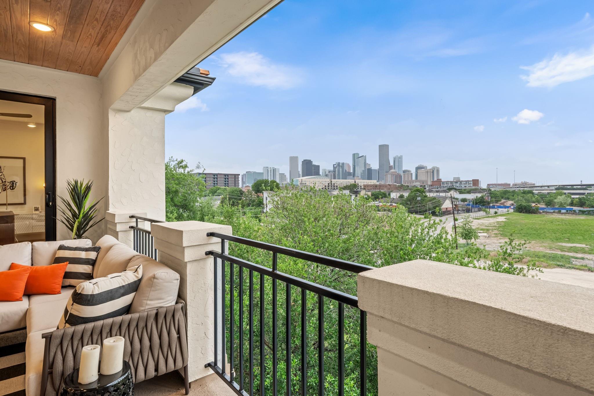 611 N Live Oak Street