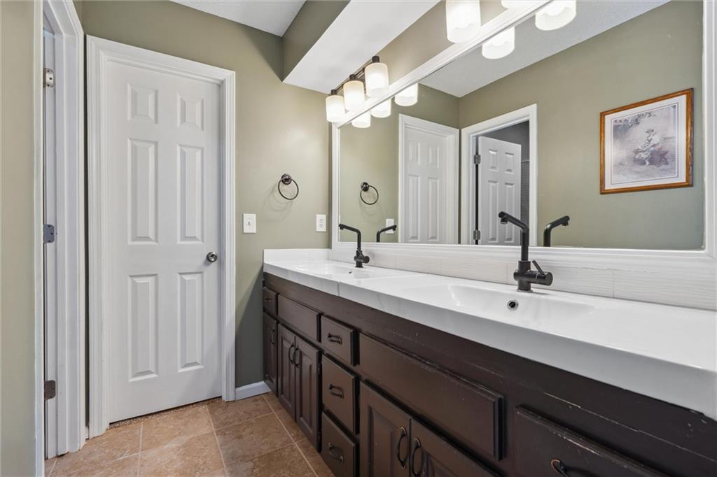 1015 E Oakview Street