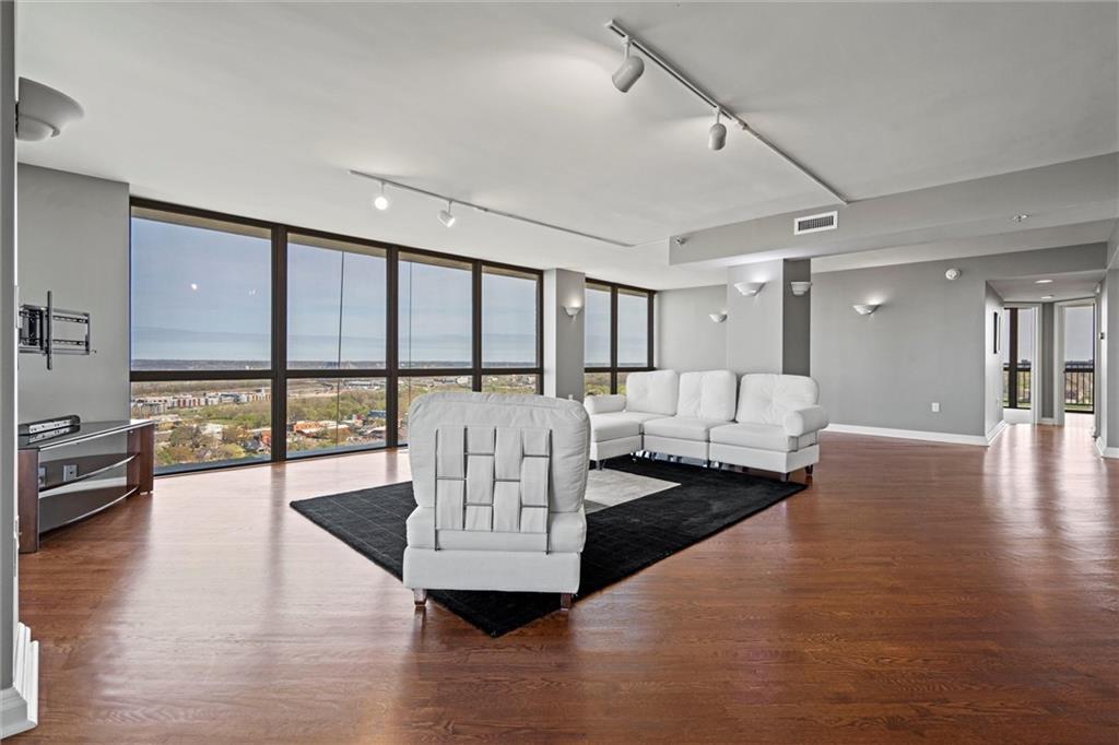 600 E Admiral Boulevard Unit: 1808