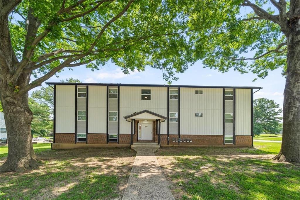 2203 Twin Oaks Drive