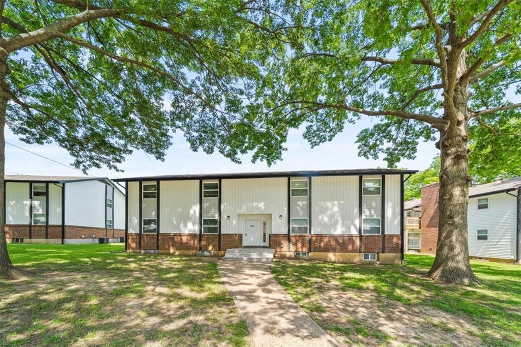 2203 Twin Oaks Drive