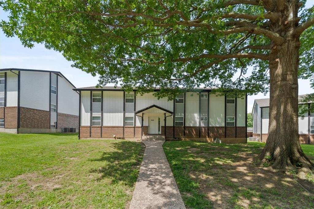 2203 Twin Oaks Drive