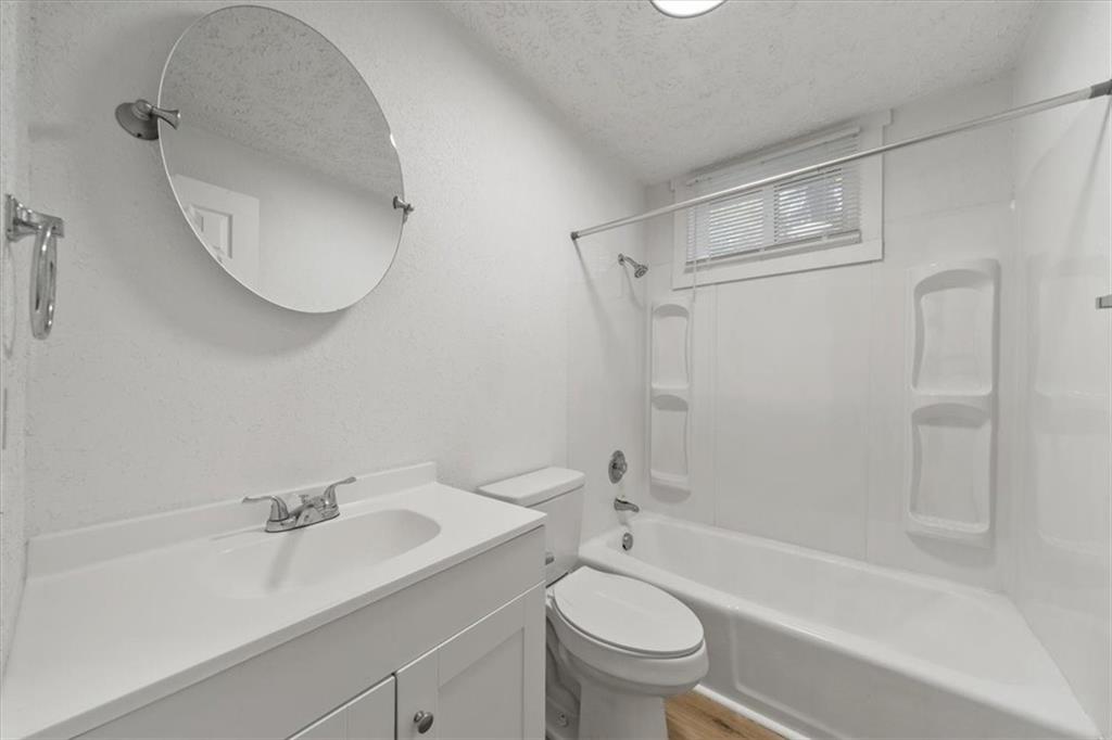 1001 Twin Oaks Terrace