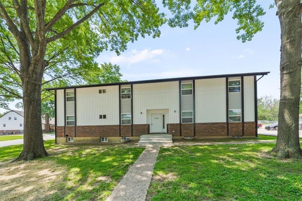 2201 Twin Oaks Drive