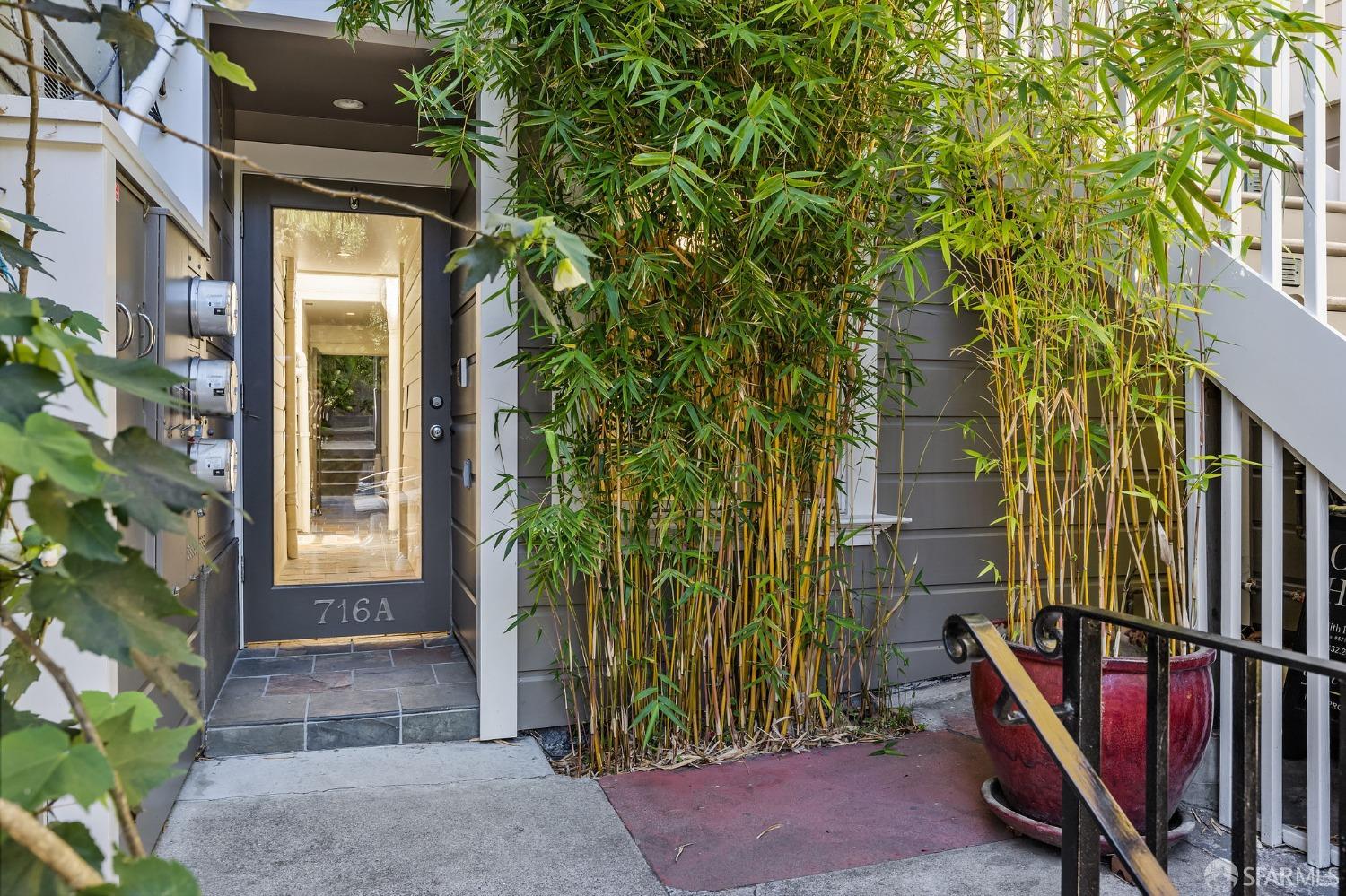 716-716 A Douglass Street
