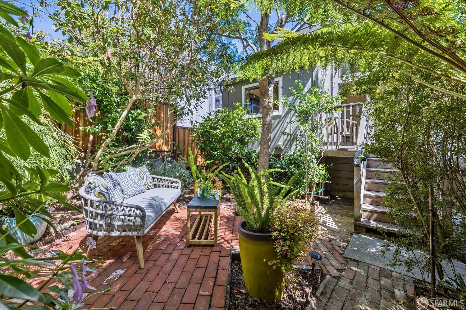 716-716 A Douglass Street