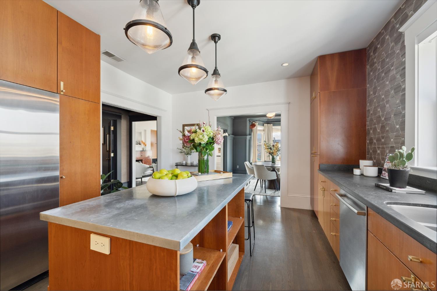 1041 South Van Ness Avenue