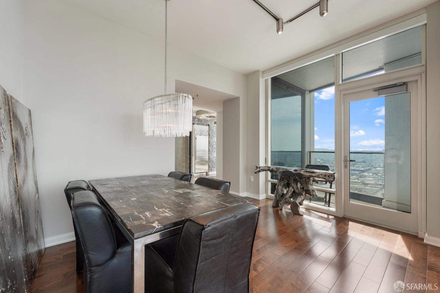 425 1st Street Unit: 5303
