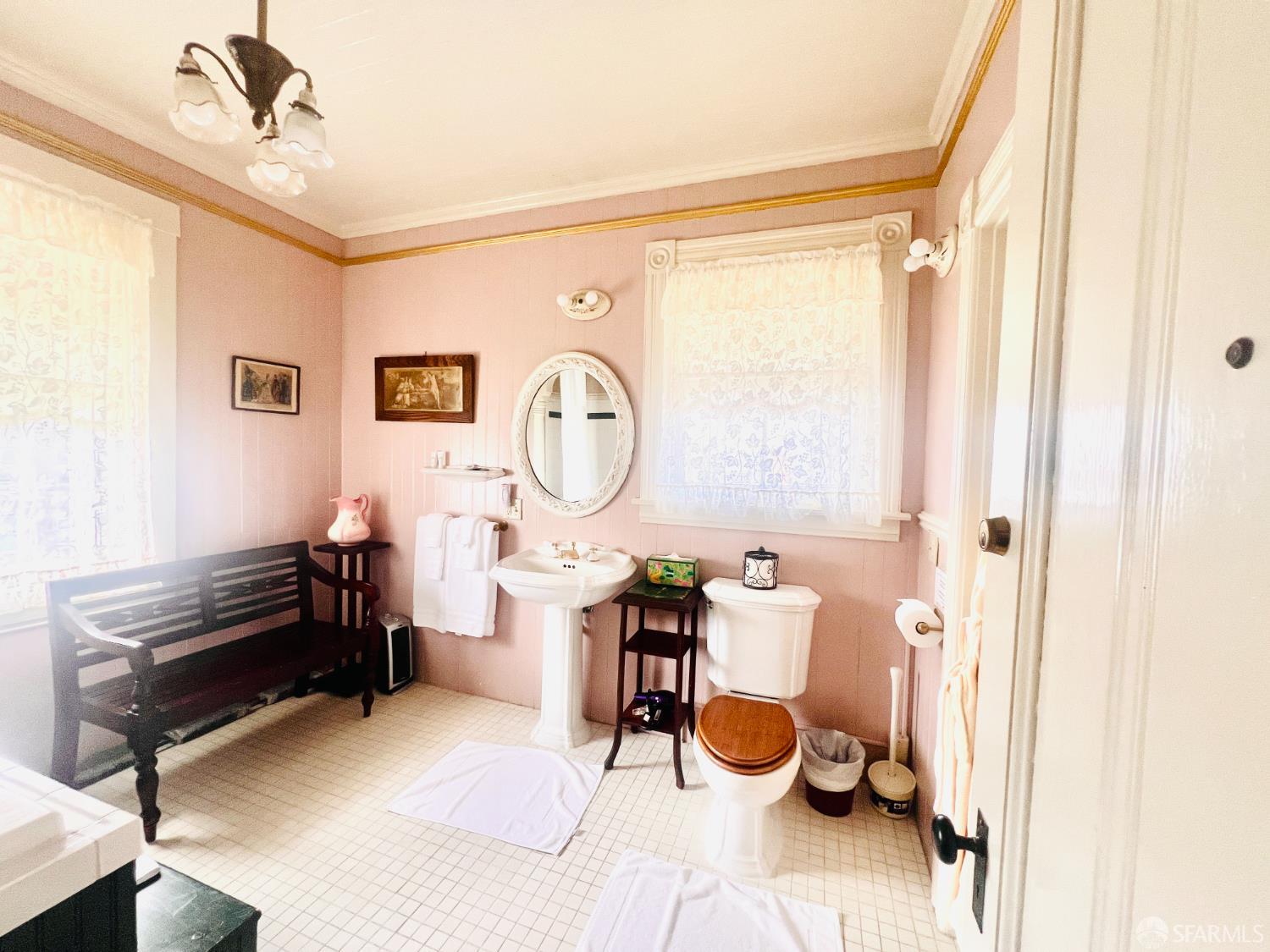 943 S South Van Ness Avenue