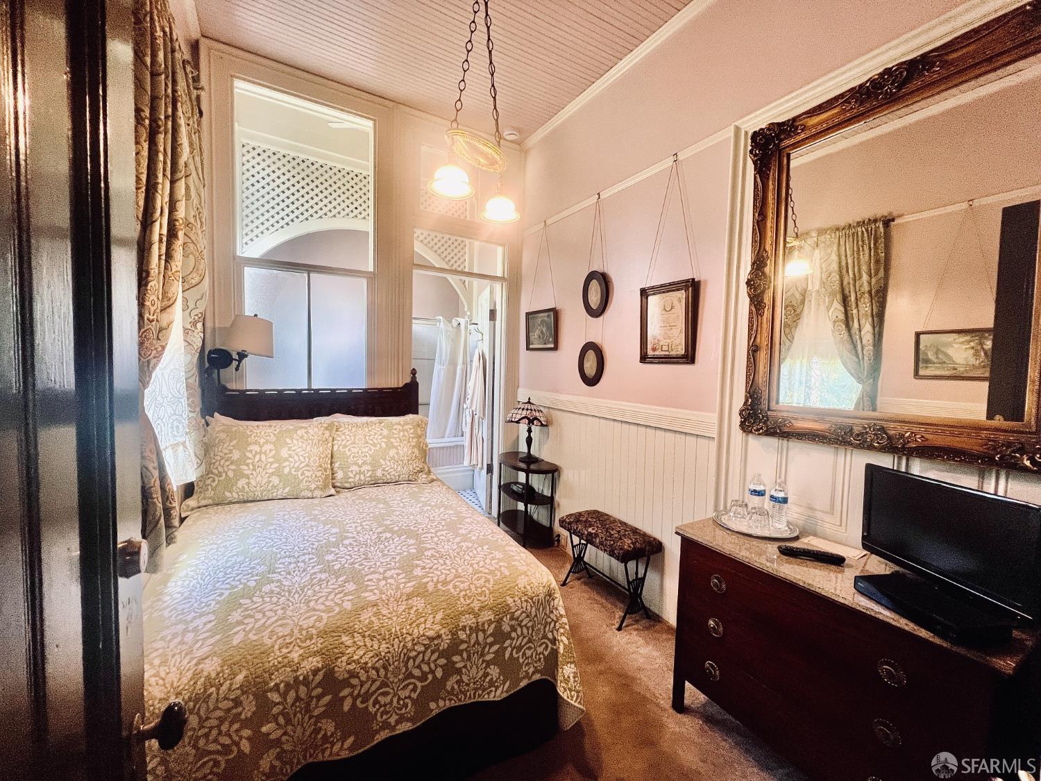 943 S South Van Ness Avenue