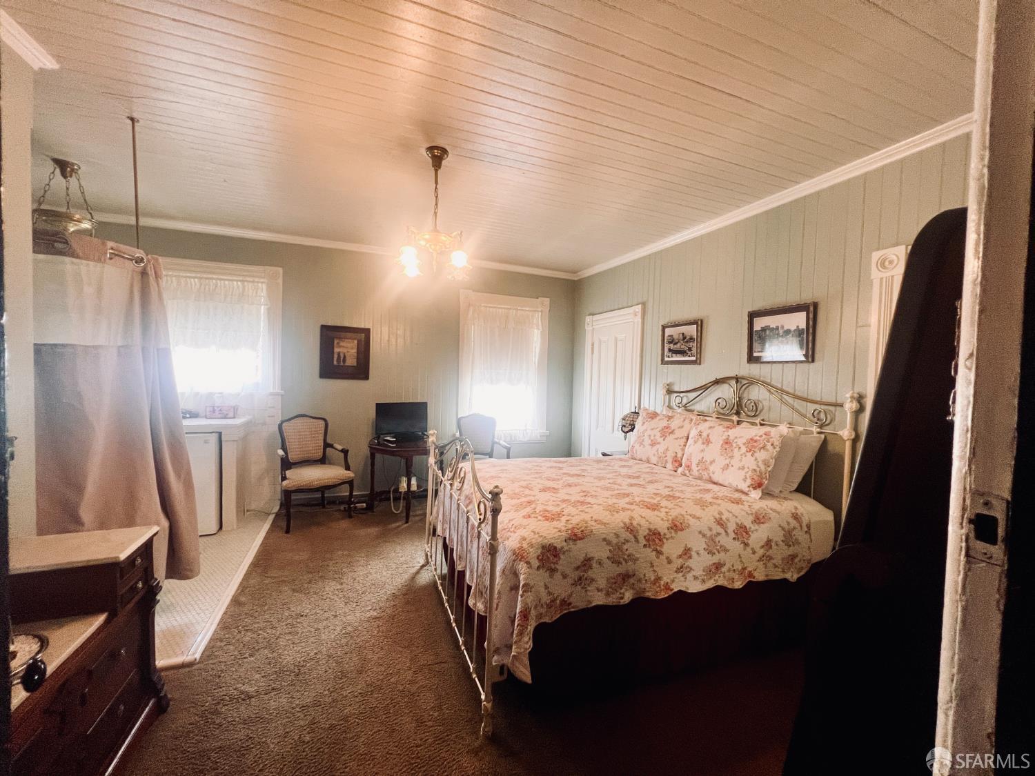 943 S South Van Ness Avenue