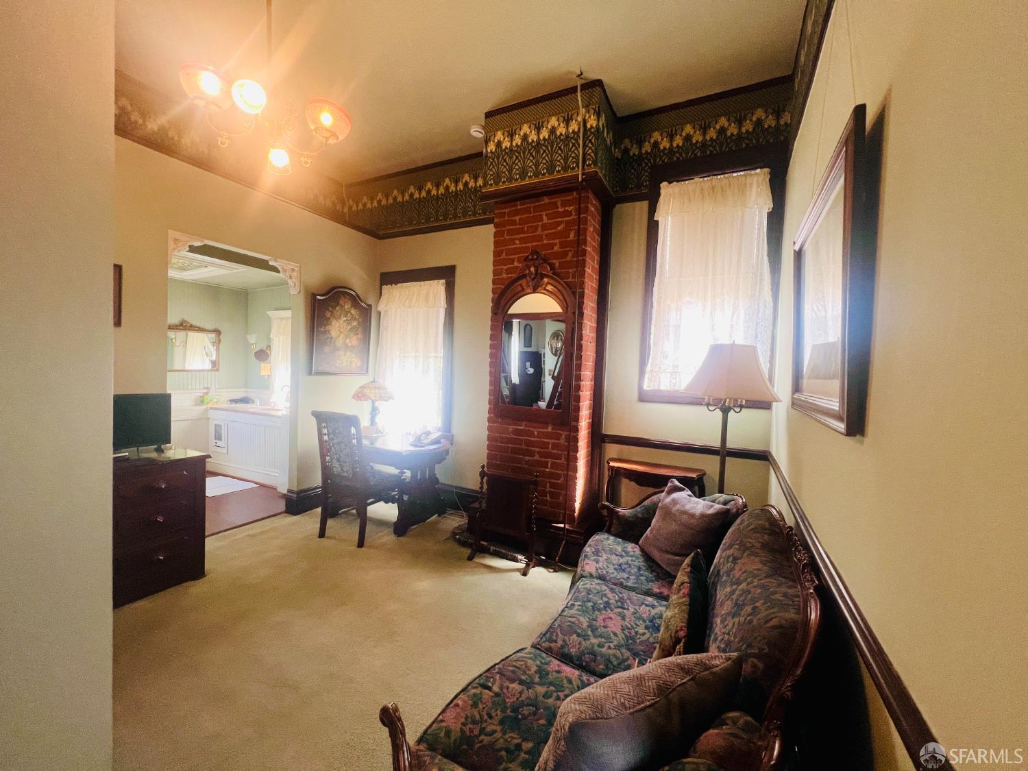 943 S South Van Ness Avenue