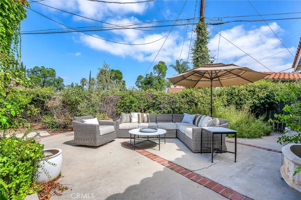22015 Independencia Street