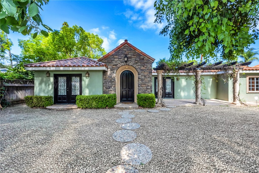 22015 Independencia Street