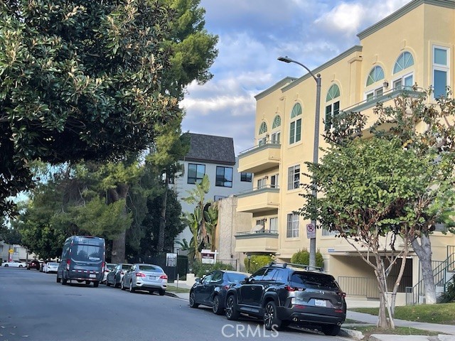 4426 Ventura Canyon 204