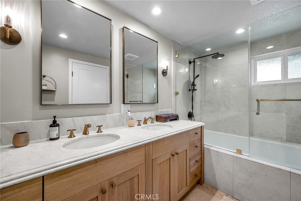 17152 Escalon